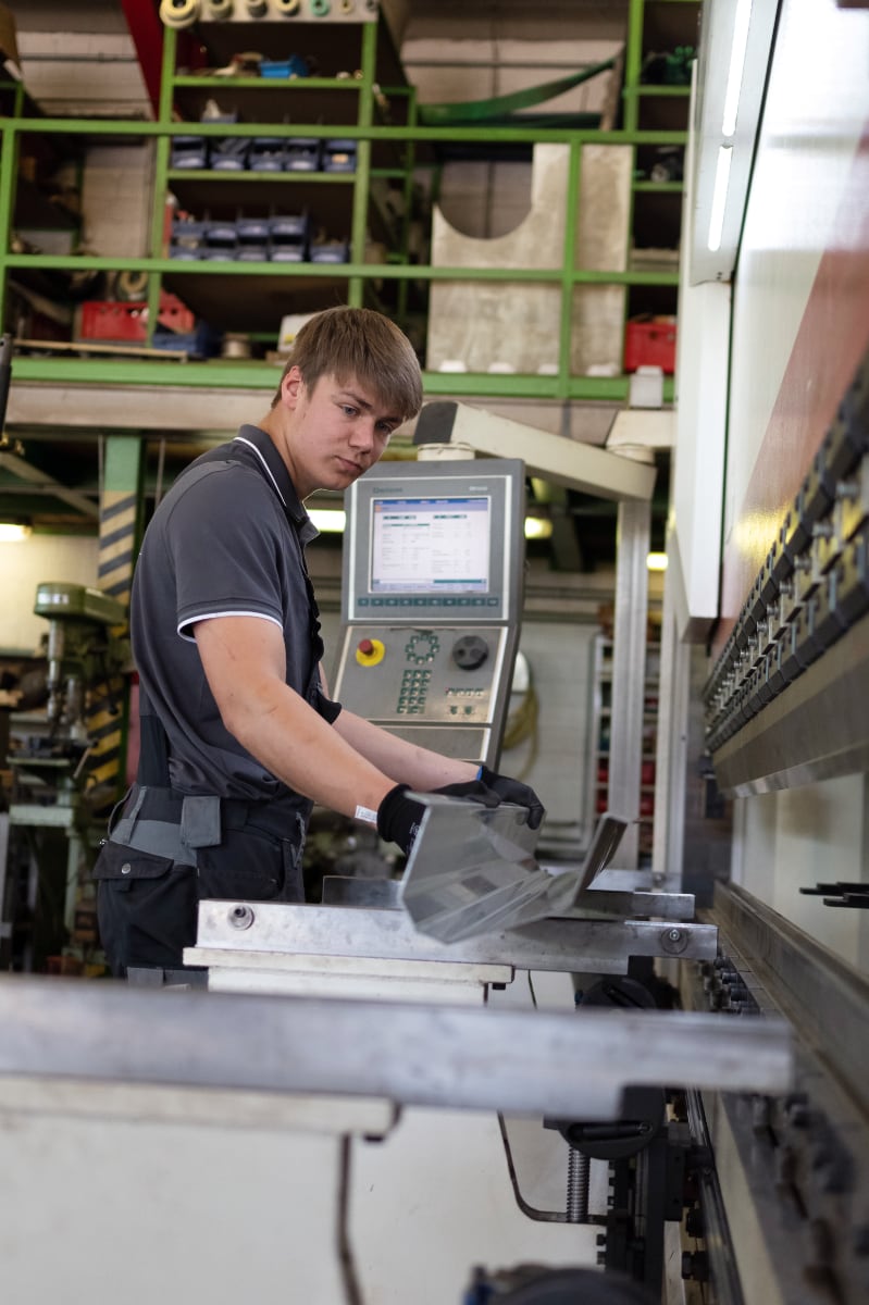 Ein Mitarbeiter von Jöhnk Böklund in der Maschinenbau-Werkstatt