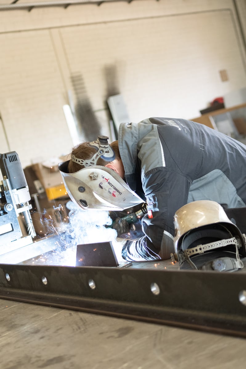 Ein Mitarbeiter von Jöhnk Böklund in der Maschinenbau-Werkstatt