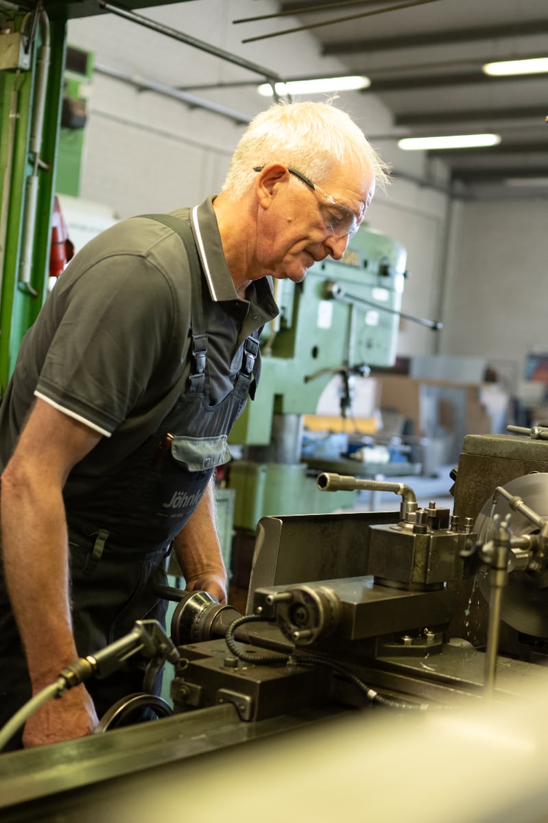 Ein Mitarbeiter von Jöhnk Böklund in der Maschinenbau-Werkstatt